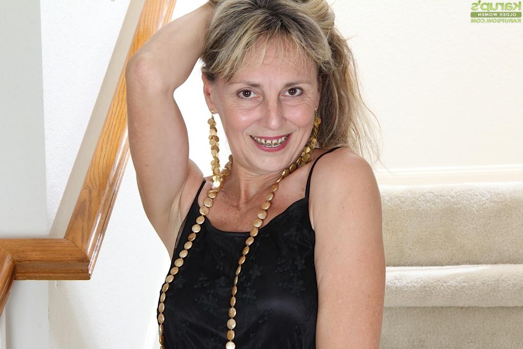 16P La blonde Sophie montre ses jolis petits seins et son trou anal chaud.