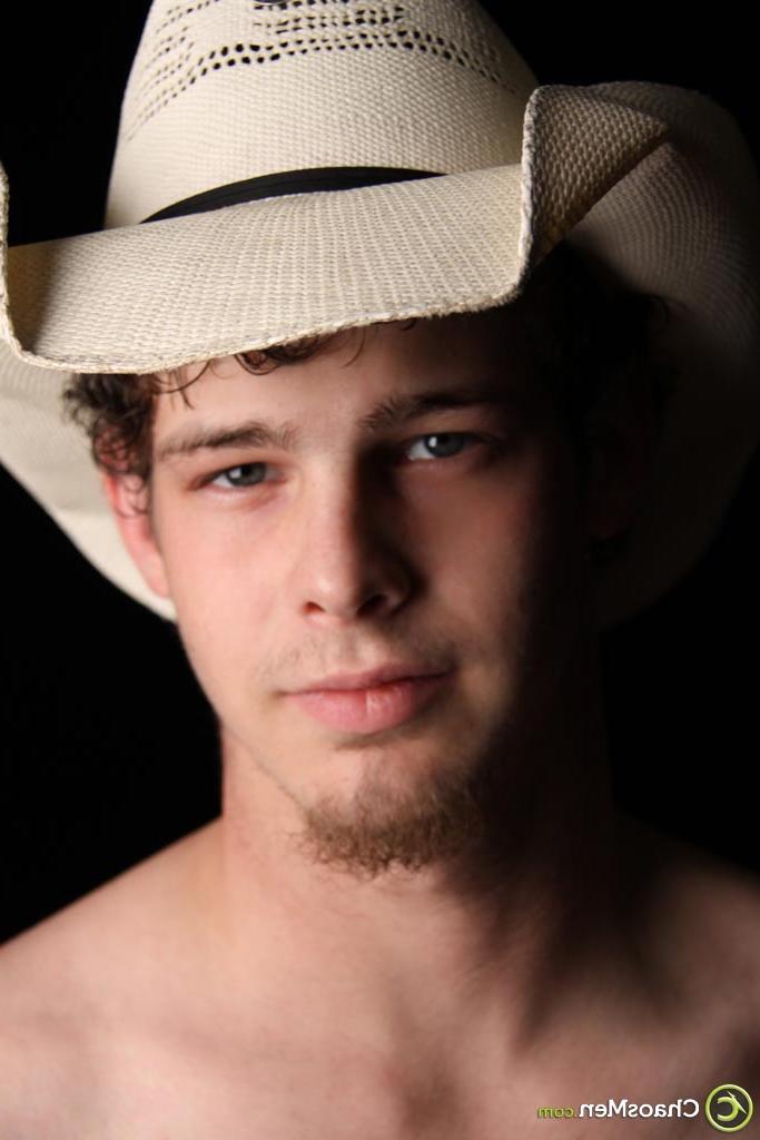 20P Cowboy gay travesso Wyatt mostra seu pau e corpo em um solo sexy