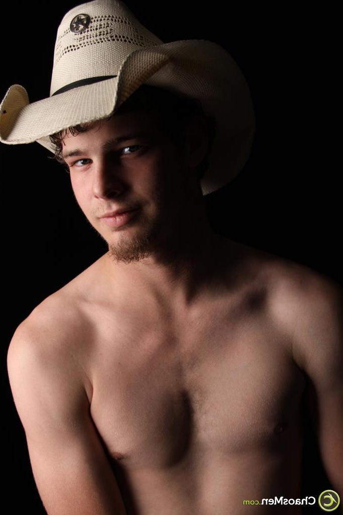 20P Cowboy gay travesso Wyatt mostra seu pau e corpo em um solo sexy