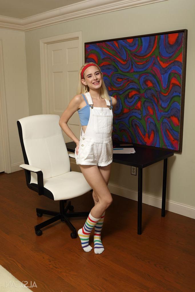 16P Skinny blonde teen Jessie Saint performs vaginal insertions in striped socks