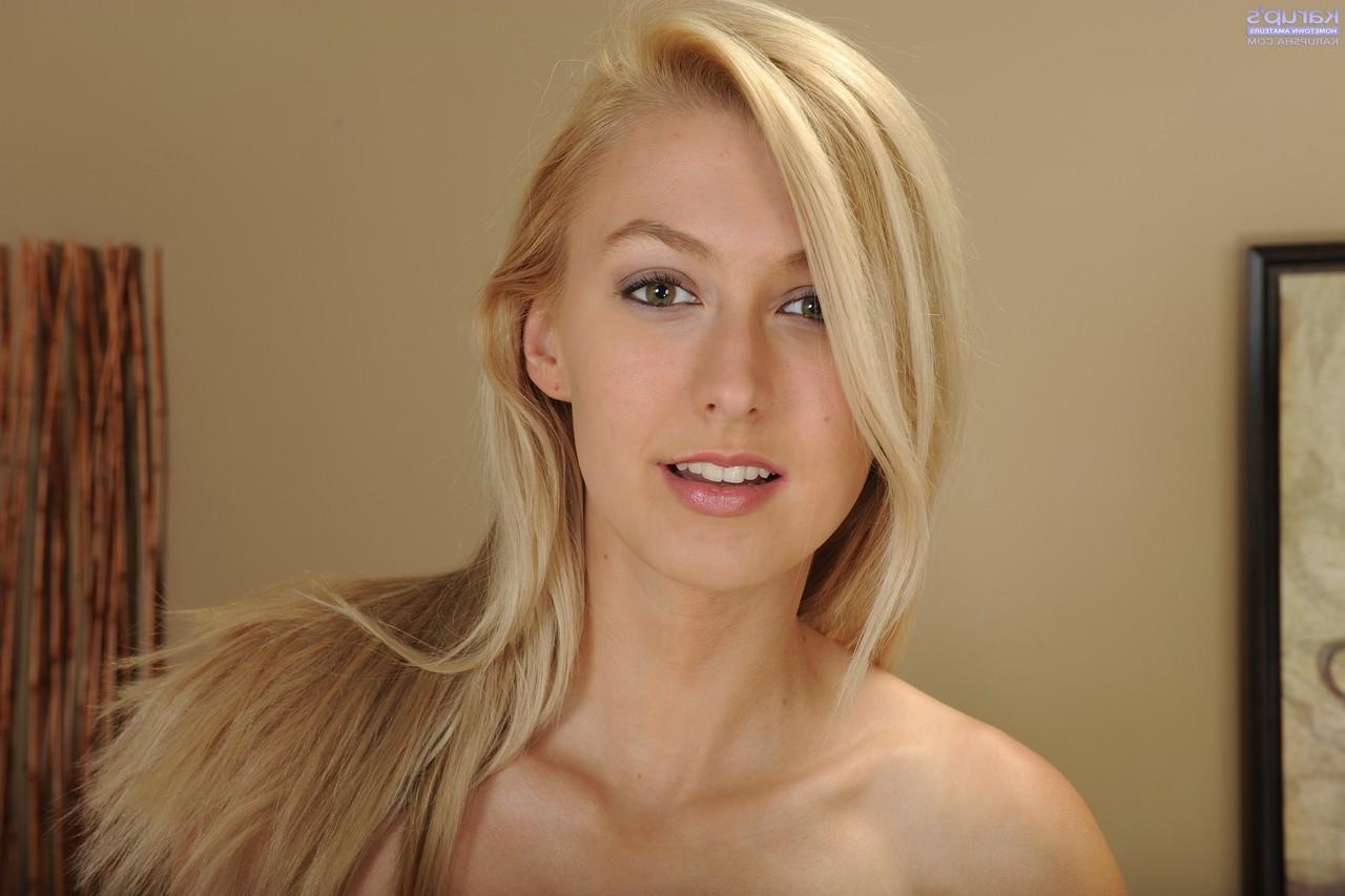 20P La rubia alta alexa gracia se desnuda y muestra sus tetas, su gran culo y su coño