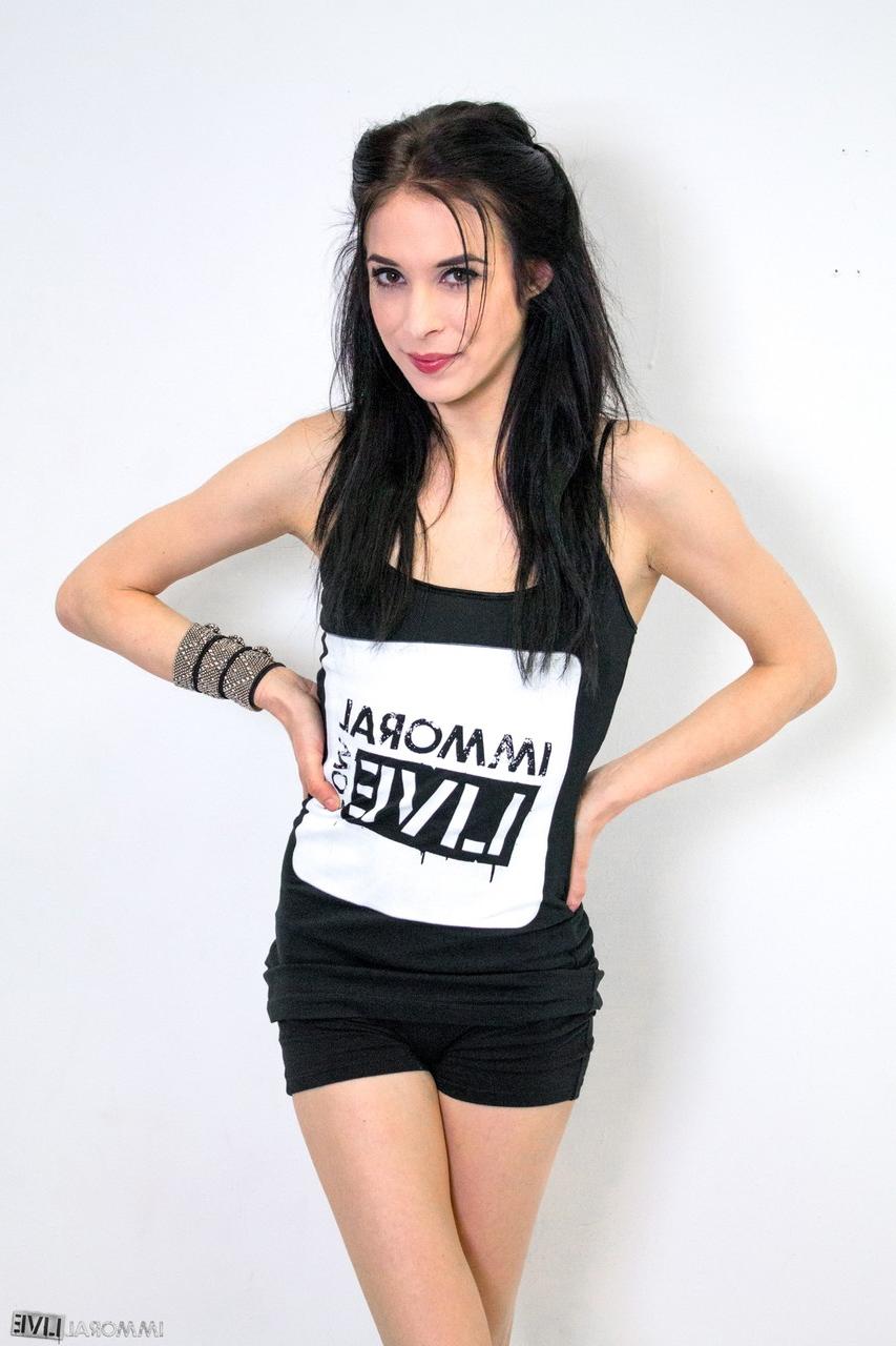 15P A adolescente magrinha Aiden Ashley fica só de meias antes de enfeitar roupas de cosplay
