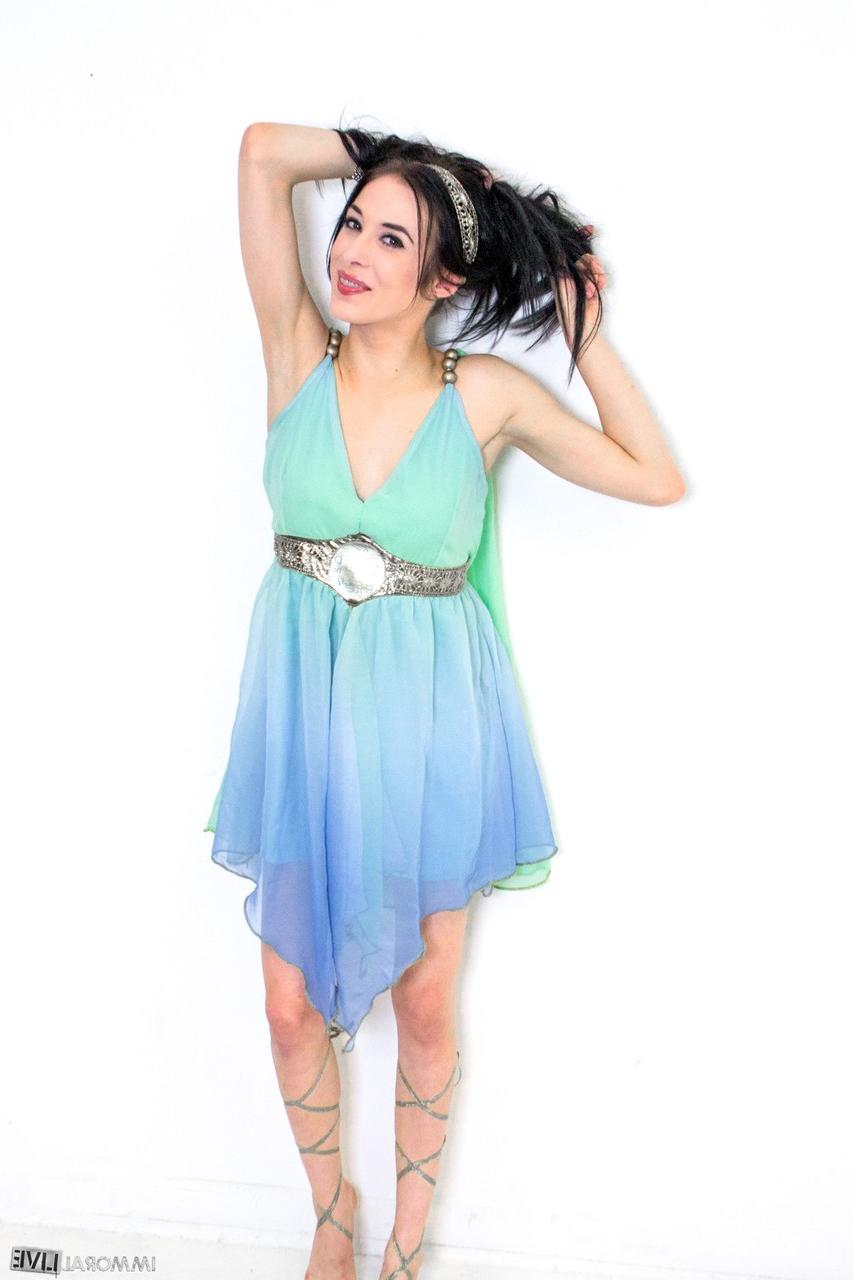 15P A adolescente magrinha Aiden Ashley fica só de meias antes de enfeitar roupas de cosplay