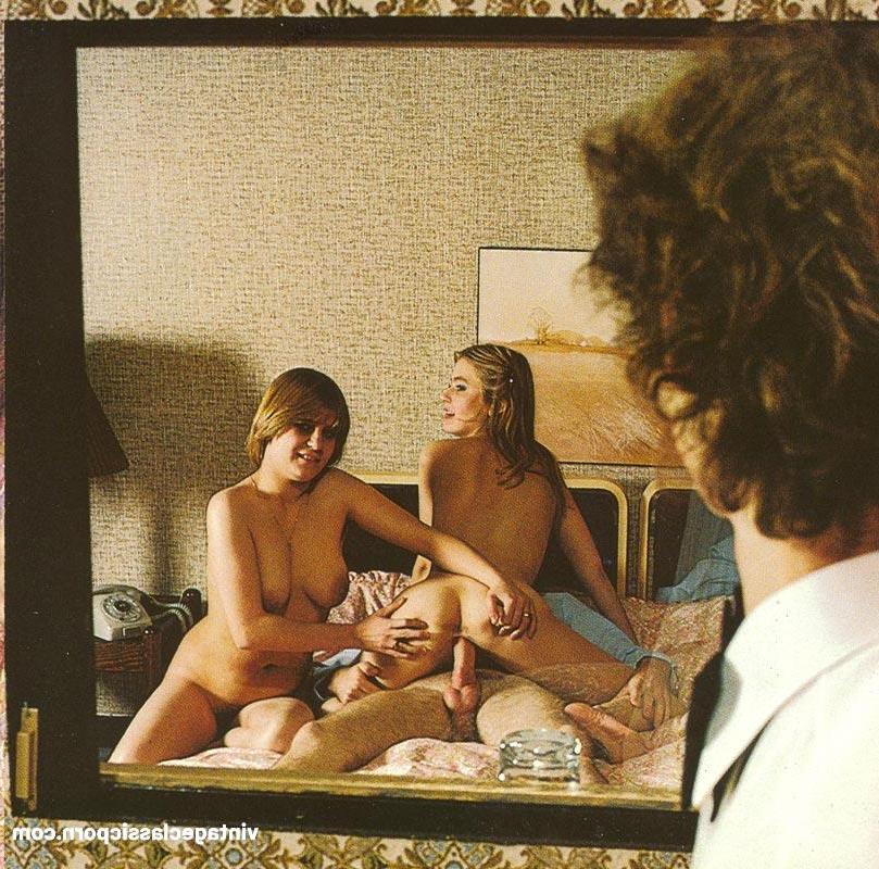 9P Chica sexy con grandes tetas lamida el chocho antes del sexo en un trío vintage