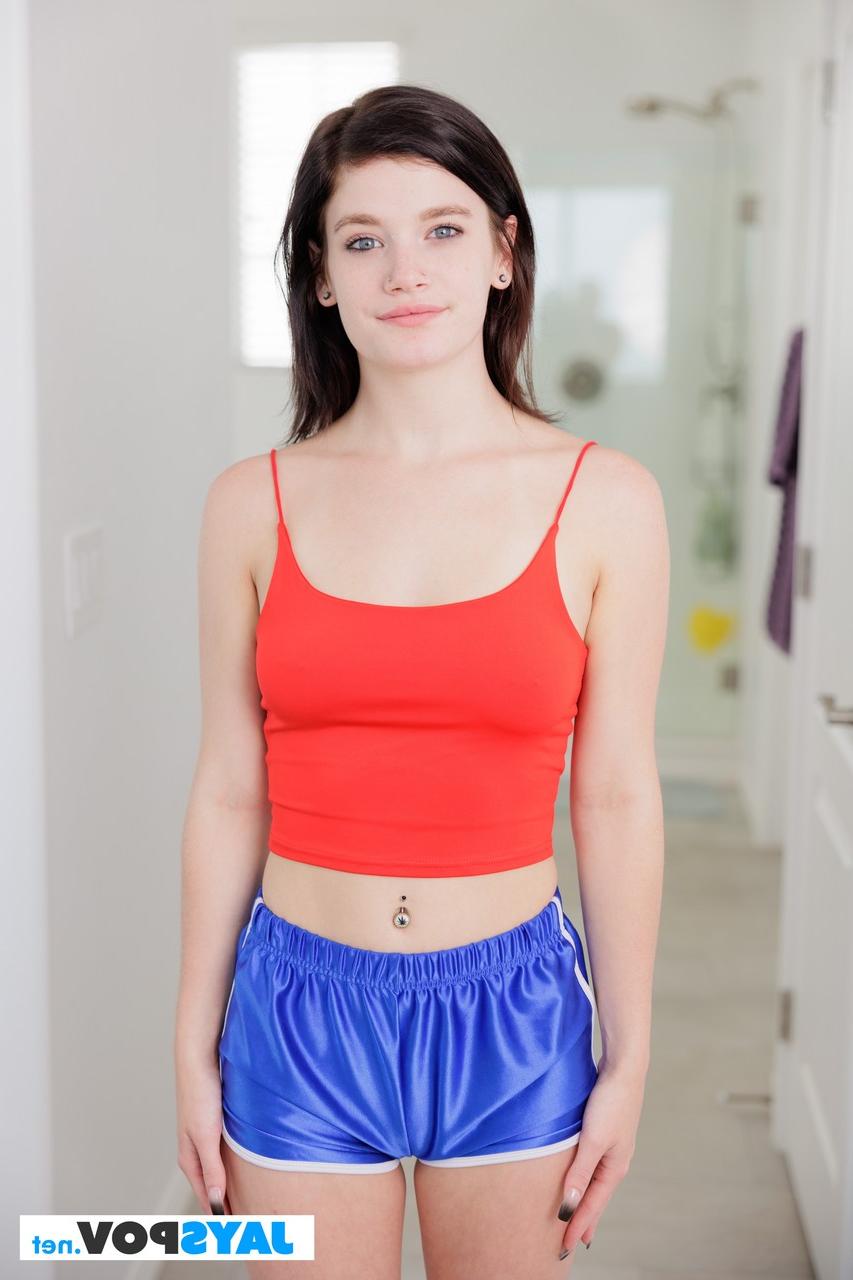 20P La joven samantha black se baja los pantalones cortos y muestra el culo en bragas