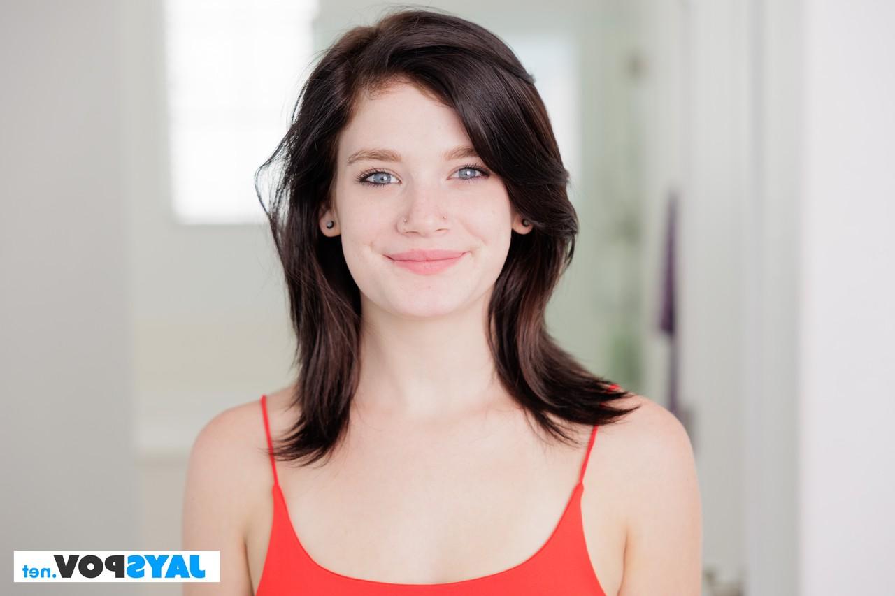 20P La joven samantha black se baja los pantalones cortos y muestra el culo en bragas