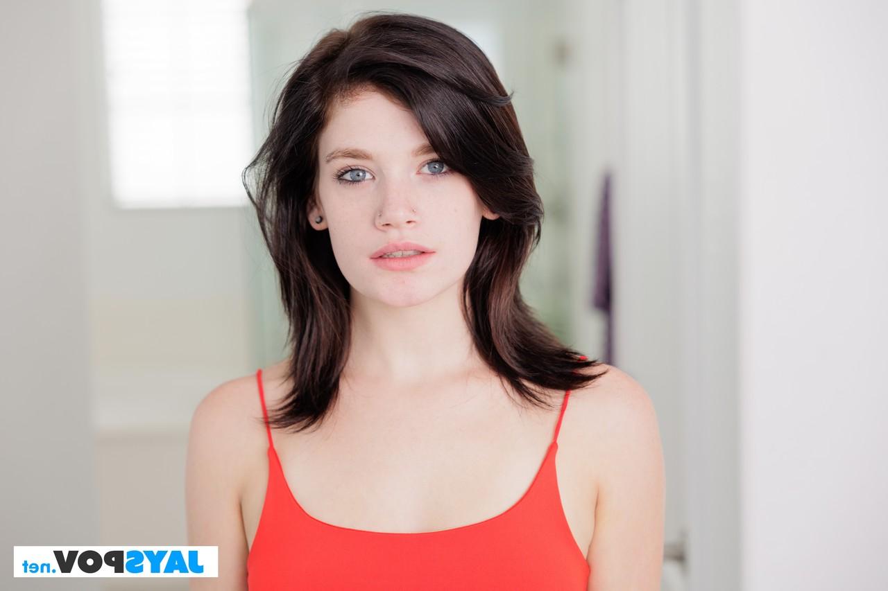 20P La joven samantha black se baja los pantalones cortos y muestra el culo en bragas