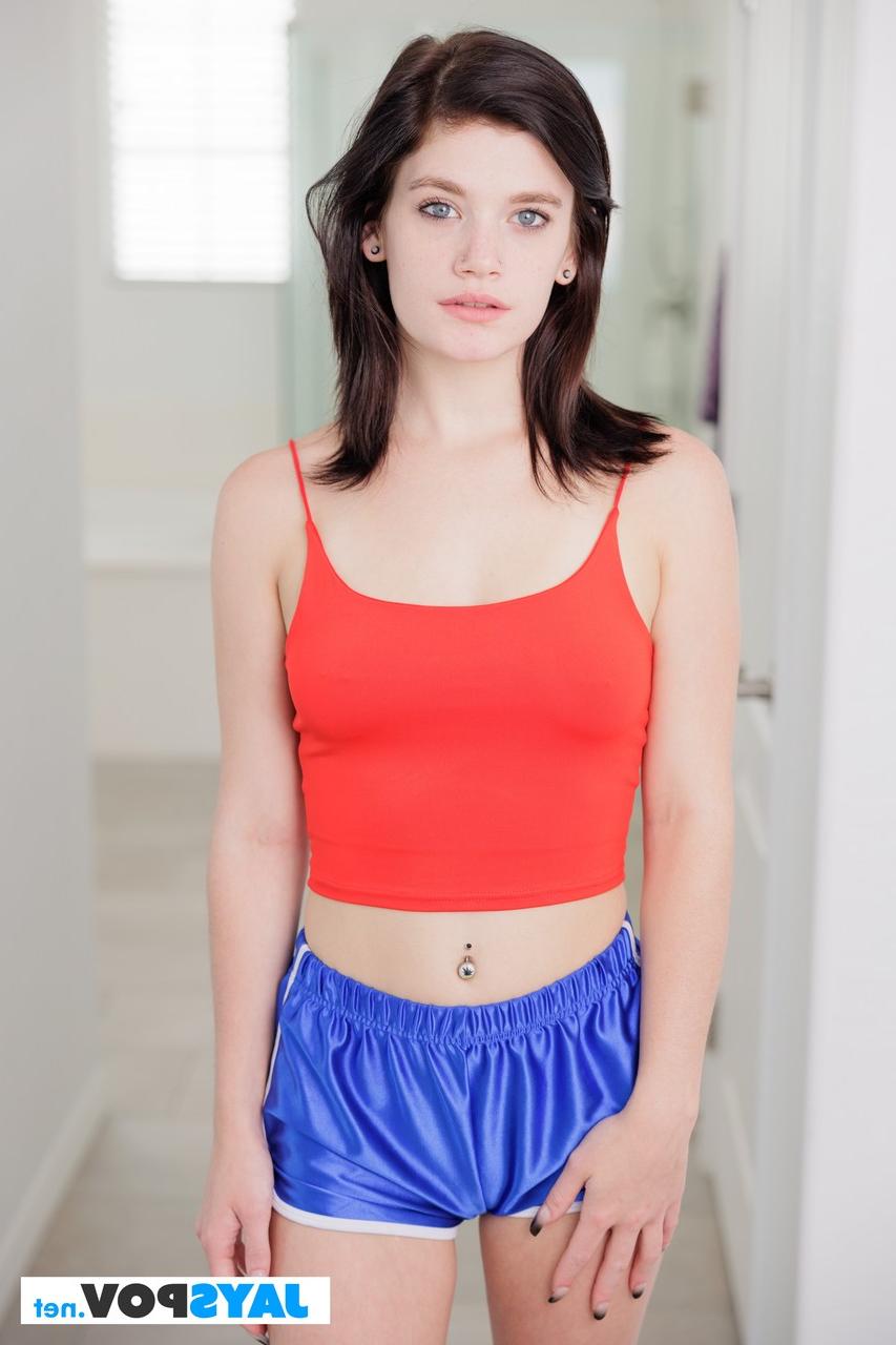20P La joven samantha black se baja los pantalones cortos y muestra el culo en bragas