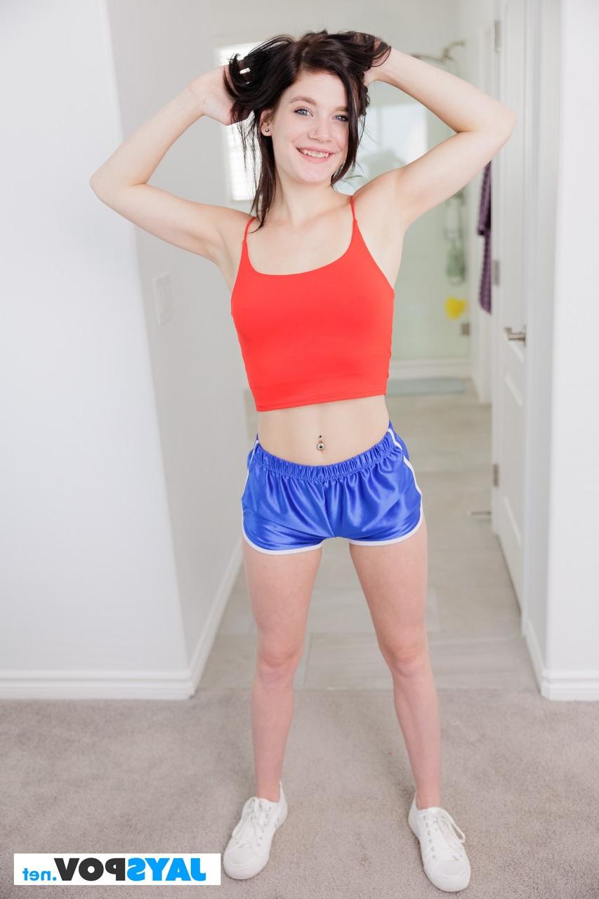 20P La joven samantha black se baja los pantalones cortos y muestra el culo en bragas