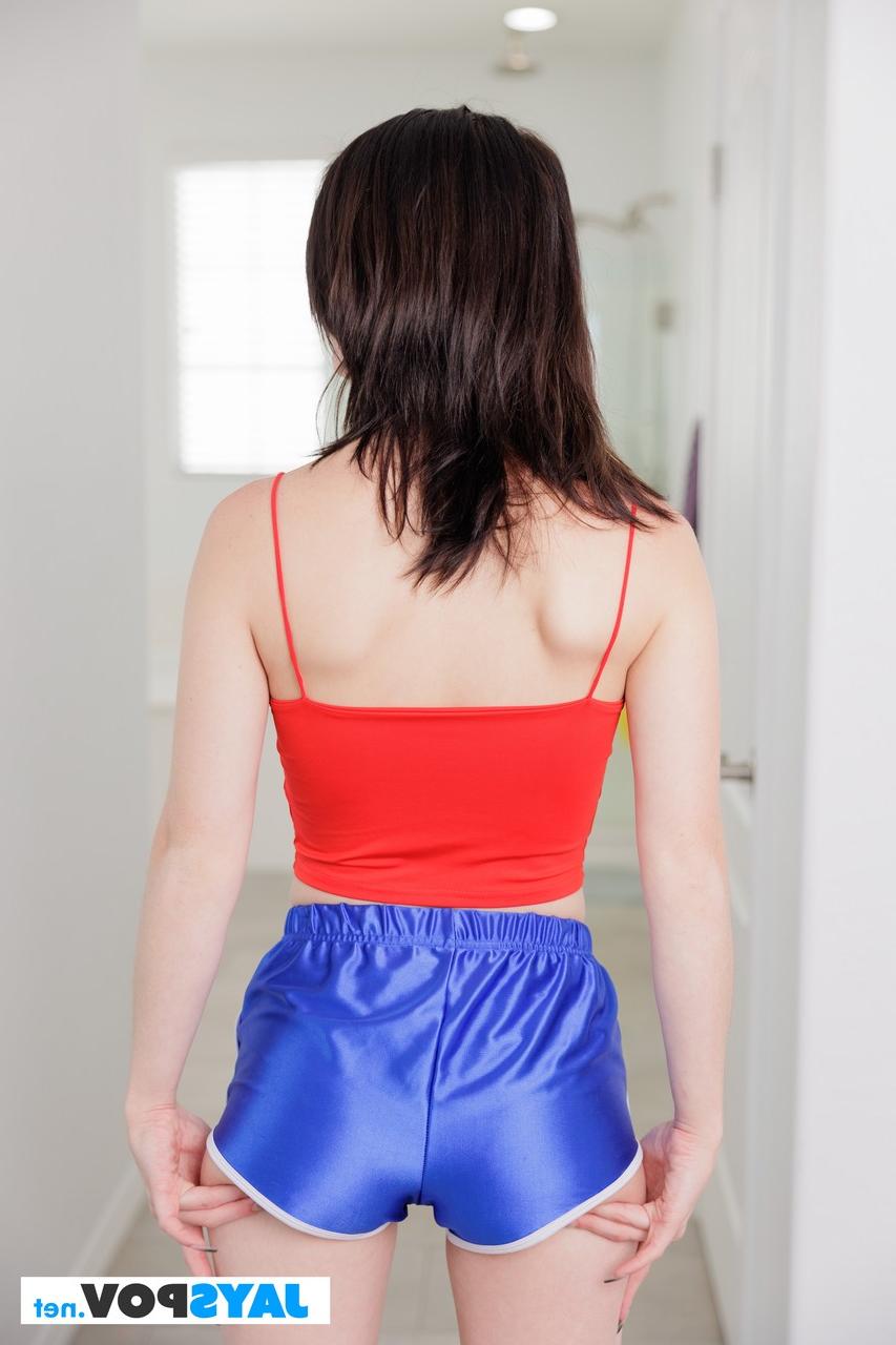 20P La joven samantha black se baja los pantalones cortos y muestra el culo en bragas