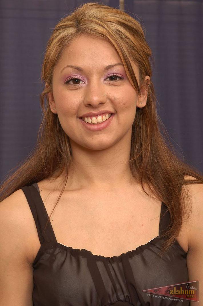 16P La chica amateur solitaria Scarlett desliza un dedo dentro de su raja rosa después de desnudarse
