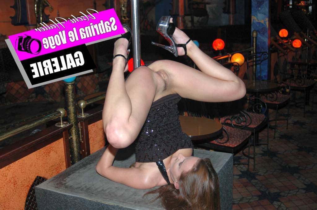 16P Sabrina Le Voge, une fille solo, présente un spectacle de pole dance dans un club en dehors des heures d'ouverture.