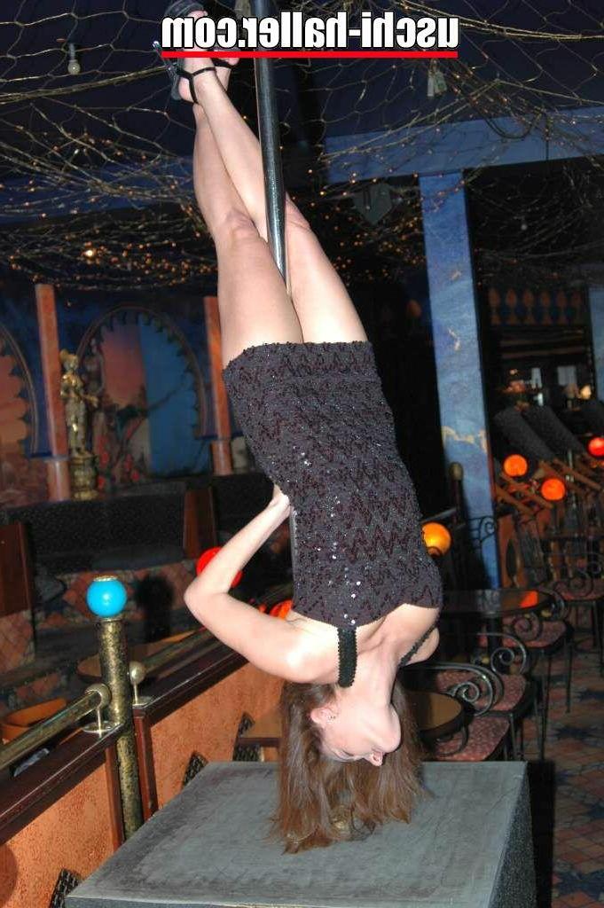 16P Sabrina Le Voge, une fille solo, présente un spectacle de pole dance dans un club en dehors des heures d'ouverture.