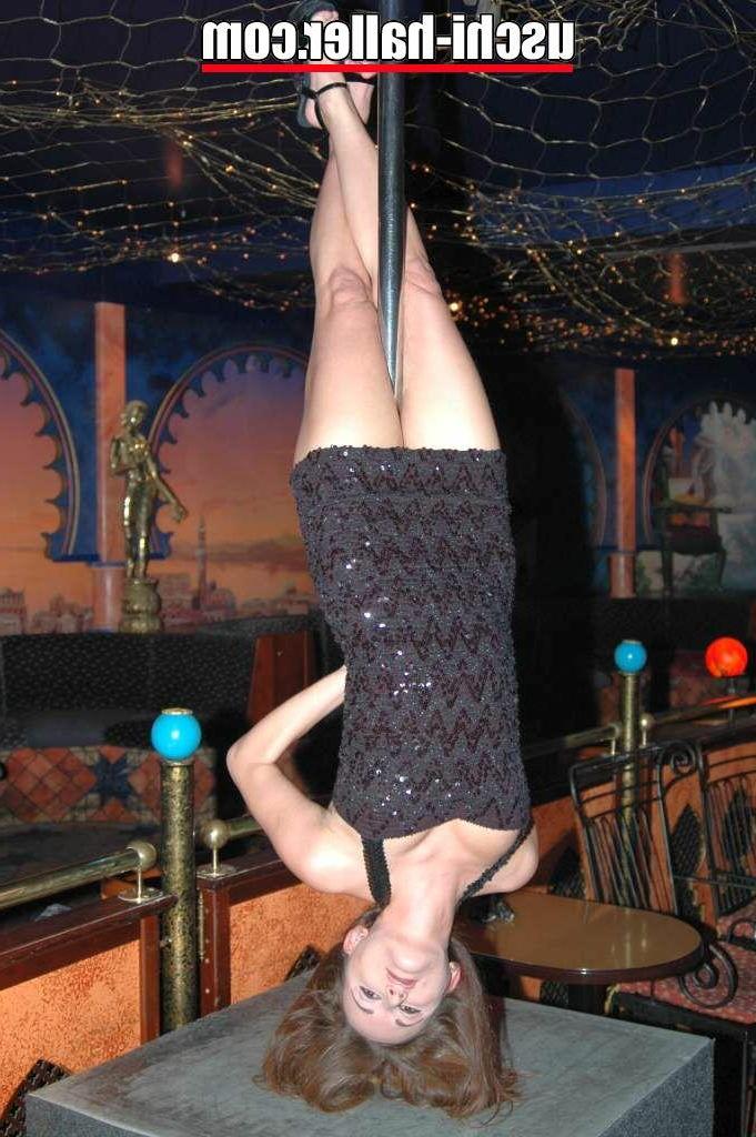 16P Sabrina Le Voge, une fille solo, présente un spectacle de pole dance dans un club en dehors des heures d'ouverture.