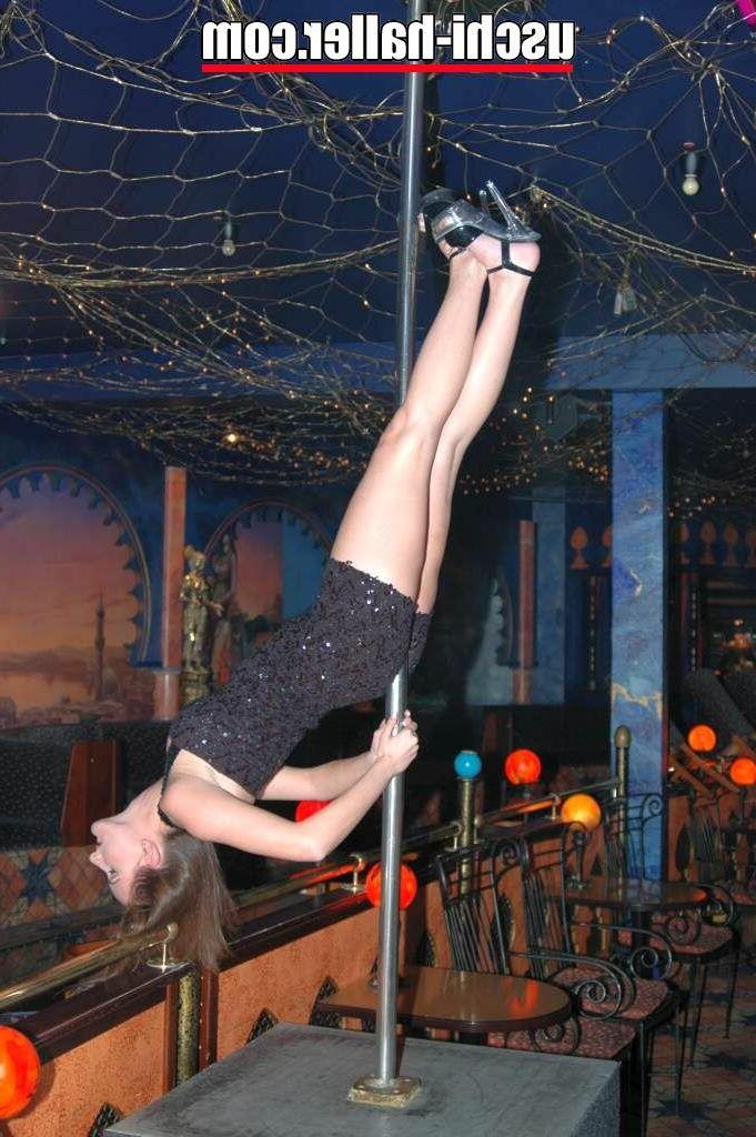 16P Sabrina Le Voge, une fille solo, présente un spectacle de pole dance dans un club en dehors des heures d'ouverture.