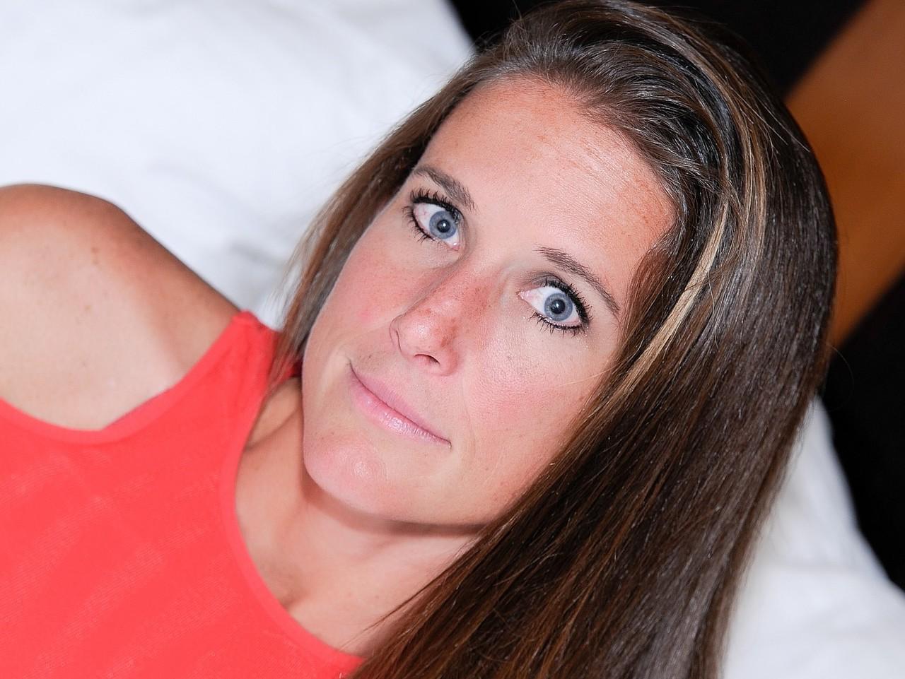 20P Der große amerikanische Pornostar Sofie Marie zeigt ihren großen Arsch, während sie ohne Höschen posiert