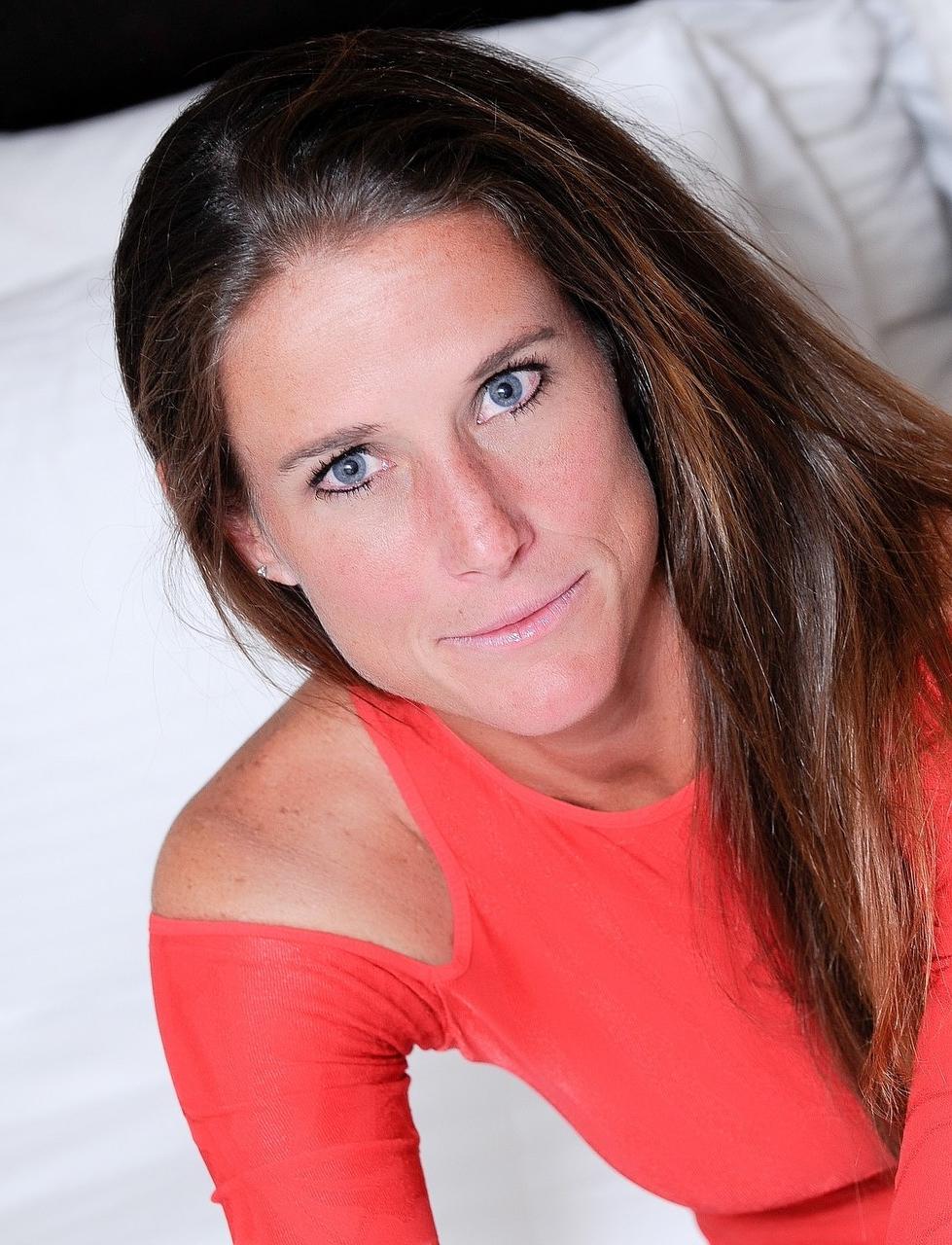 20P Der große amerikanische Pornostar Sofie Marie zeigt ihren großen Arsch, während sie ohne Höschen posiert