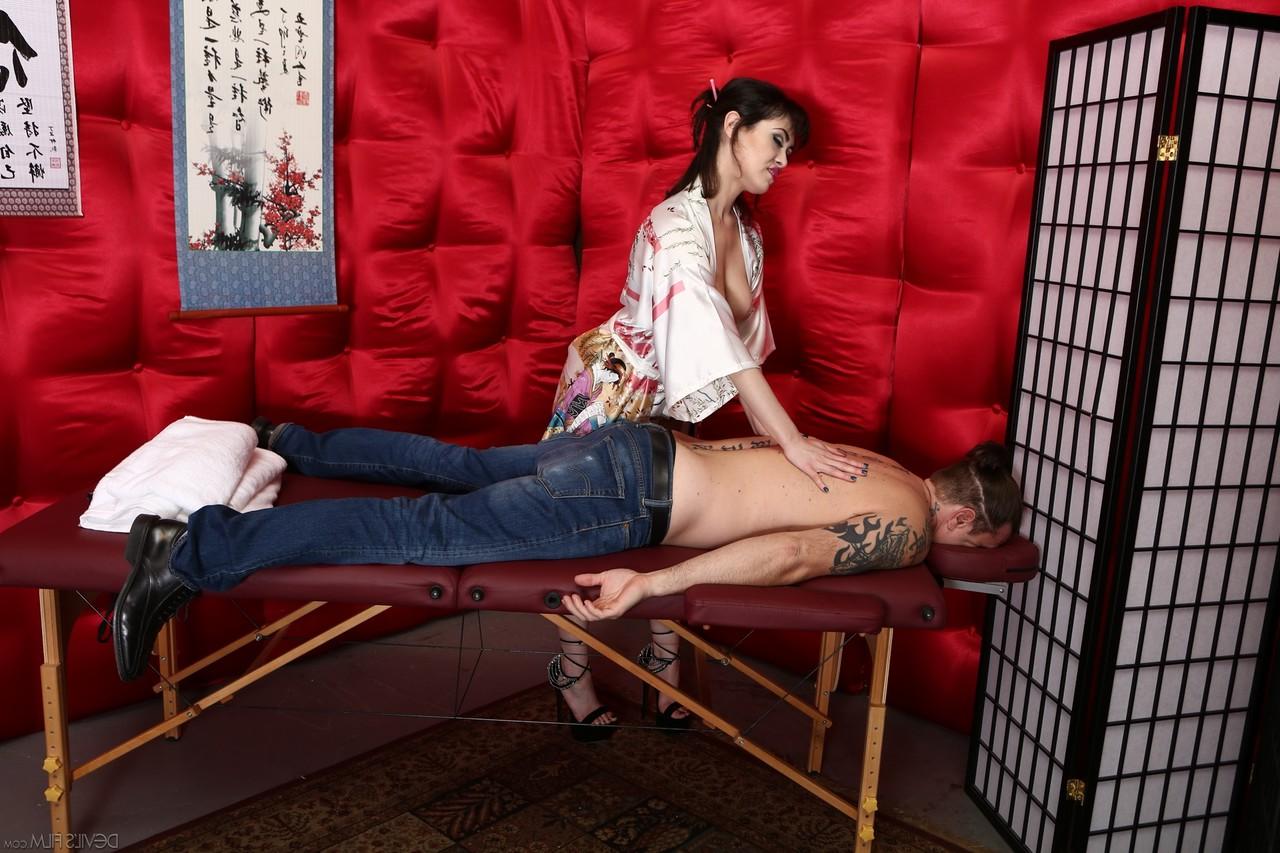 20P Audrey Noir, employée d'un salon de massage aux cheveux noirs, offre une fin heureuse suprême
