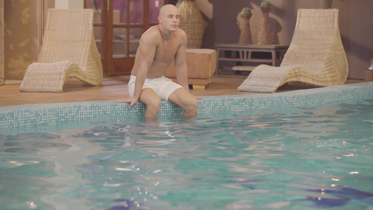 17P Mulher húngara gostosa gosta de foder nua em várias posições ao lado da piscina