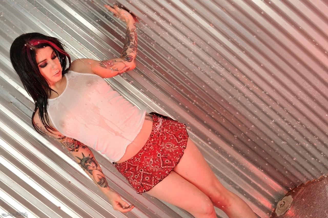 17P Banho quente com garota safada com tinta Joanna Angel termina com dedilhado de buceta