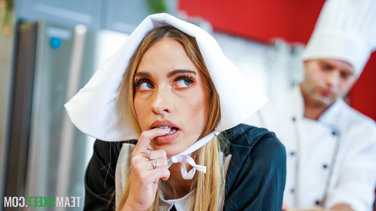 20P La adorable adolescente Khloe Kapri muestra su figura y es follada por un chef cachondo