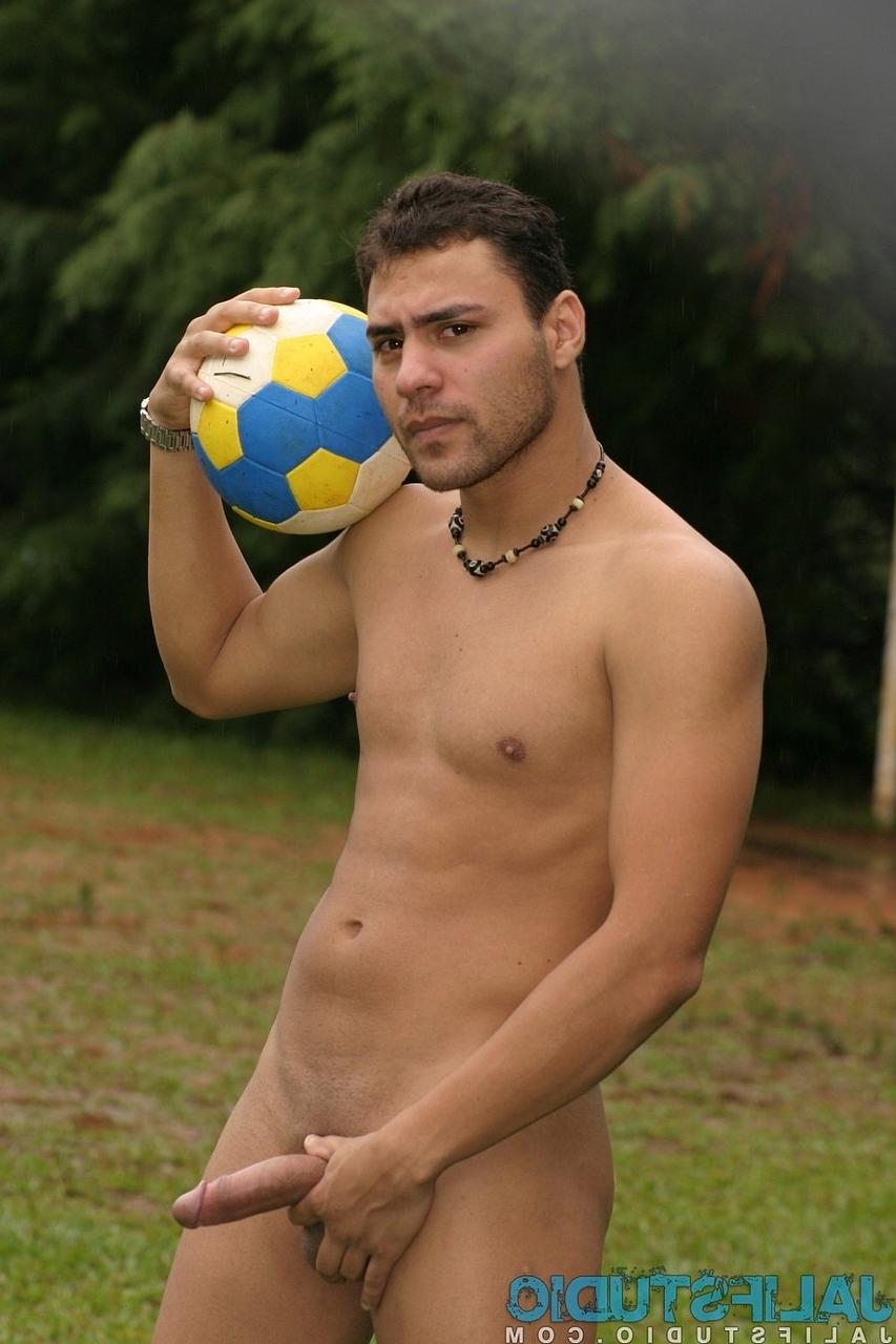 20P Un footballeur gay se déshabille entièrement et branle sa bite dressée sur le terrain