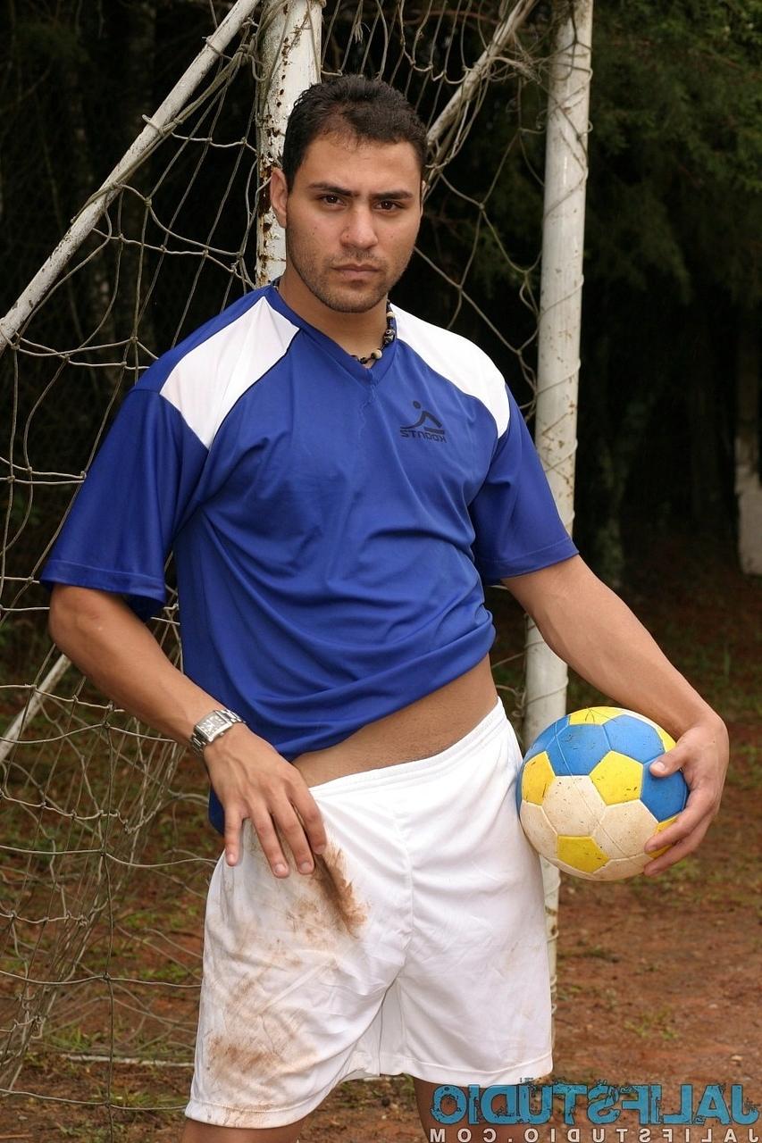 20P Un footballeur gay se déshabille entièrement et branle sa bite dressée sur le terrain