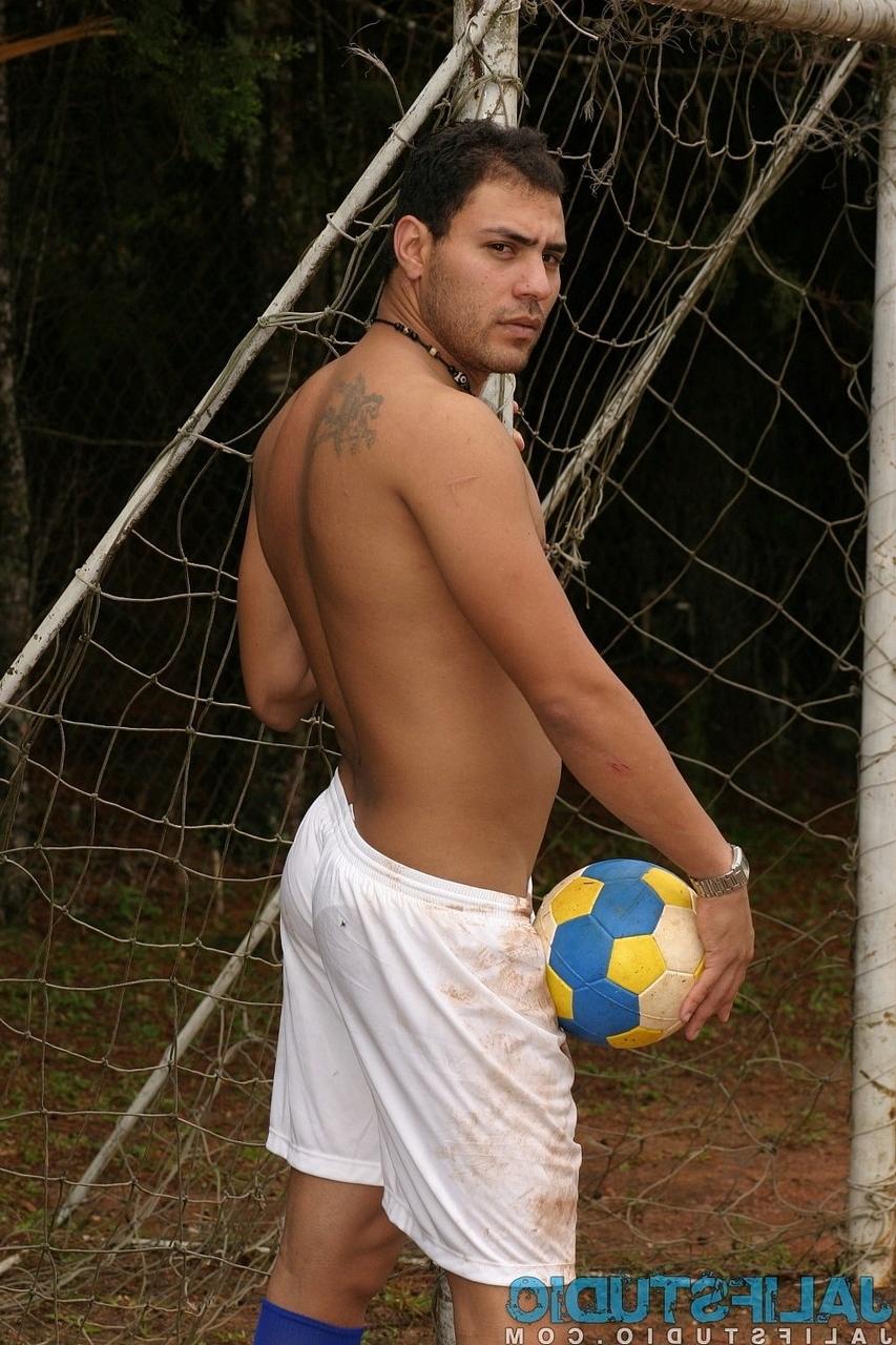 20P Un footballeur gay se déshabille entièrement et branle sa bite dressée sur le terrain