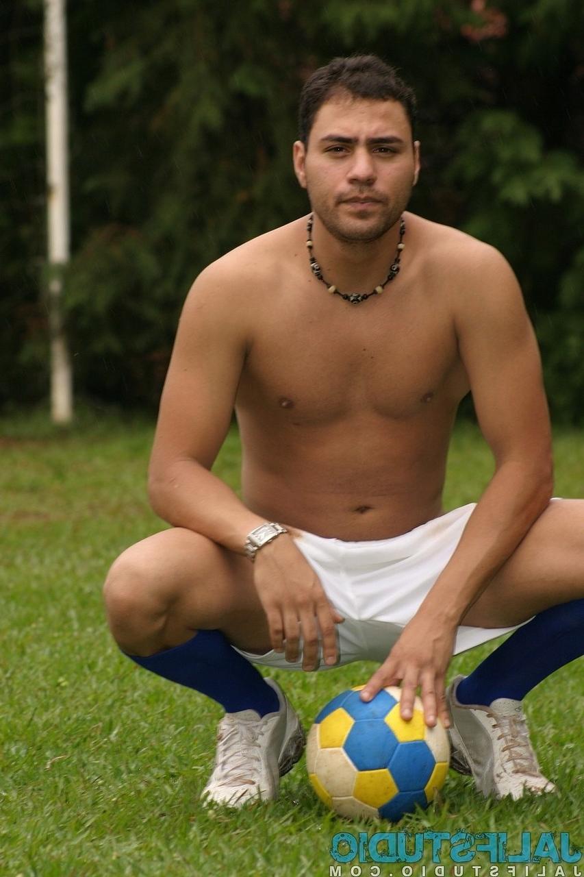 20P Un footballeur gay se déshabille entièrement et branle sa bite dressée sur le terrain