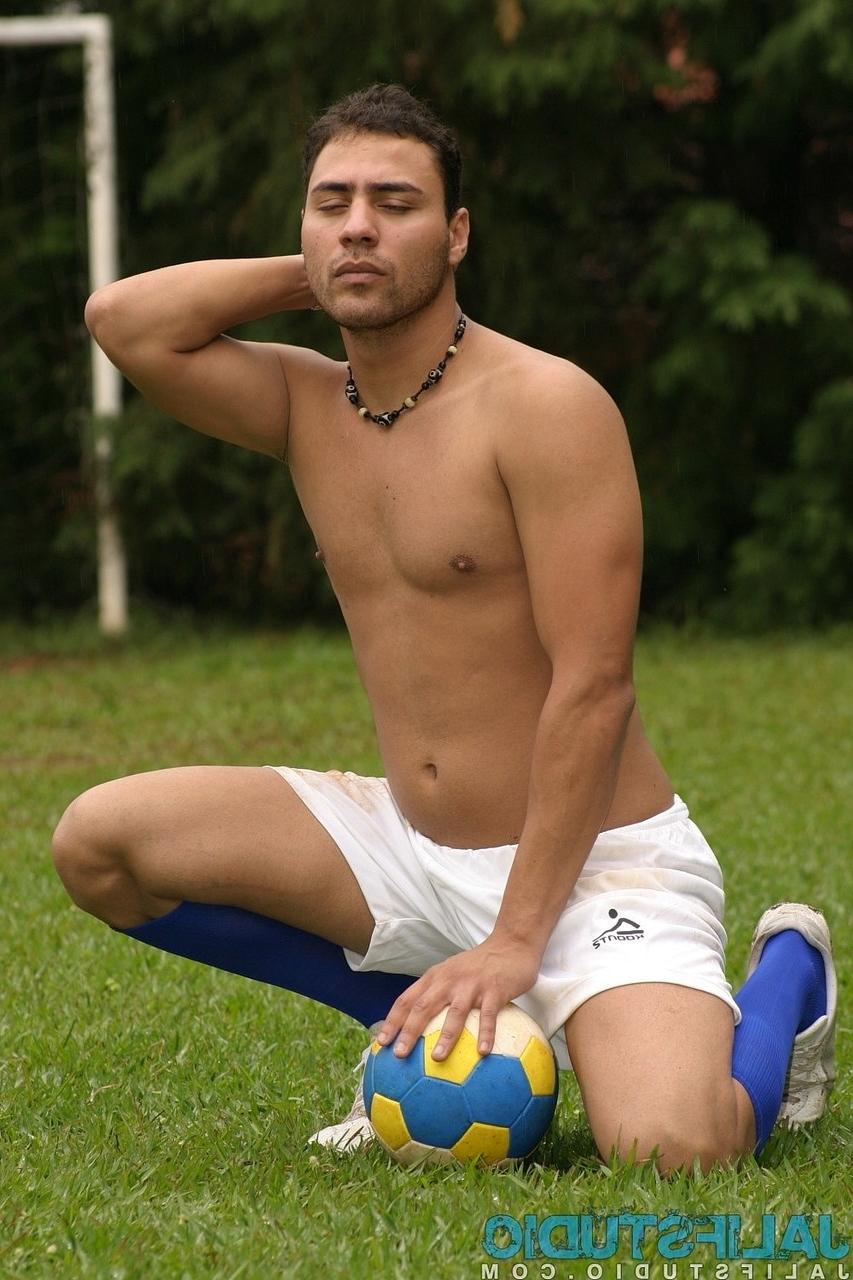 20P Un footballeur gay se déshabille entièrement et branle sa bite dressée sur le terrain