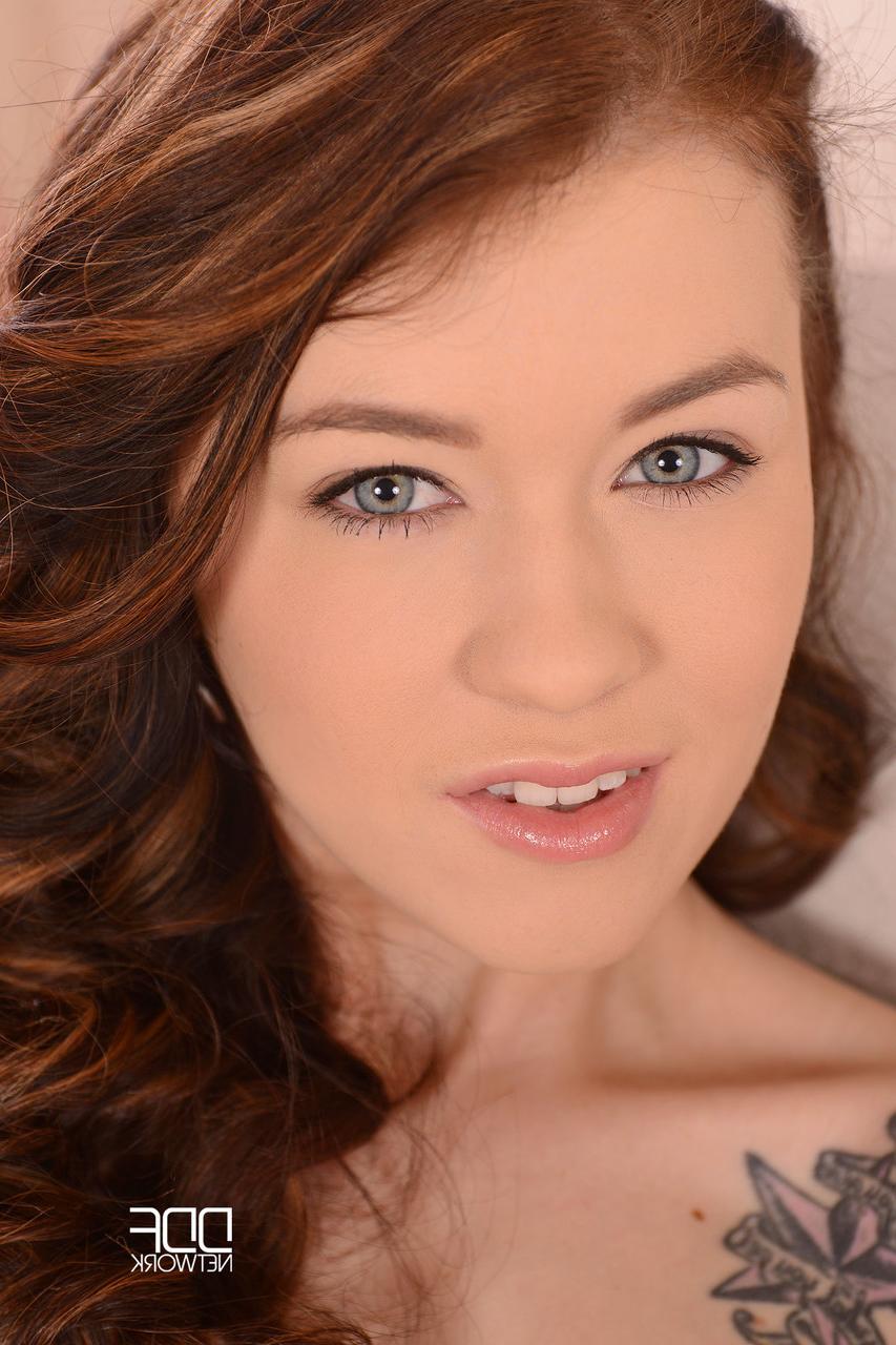 20P A deliciosa adolescente morena Misha Cross descobre sua vulva e brinca com um brinquedo