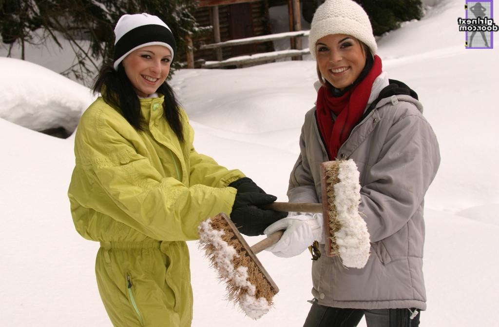 20P Las amateurs Beth F y Sadie prueban el delicioso manguito de la otra en la nieve