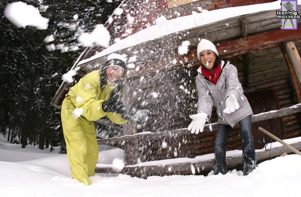 20P Las amateurs Beth F y Sadie prueban el delicioso manguito de la otra en la nieve