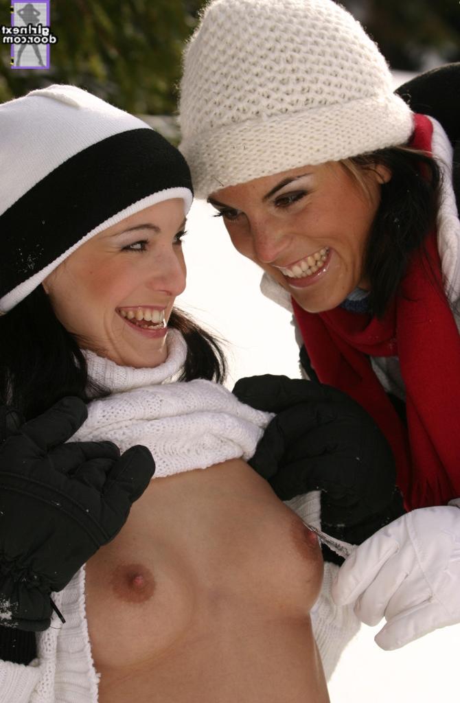 20P Las amateurs Beth F y Sadie prueban el delicioso manguito de la otra en la nieve