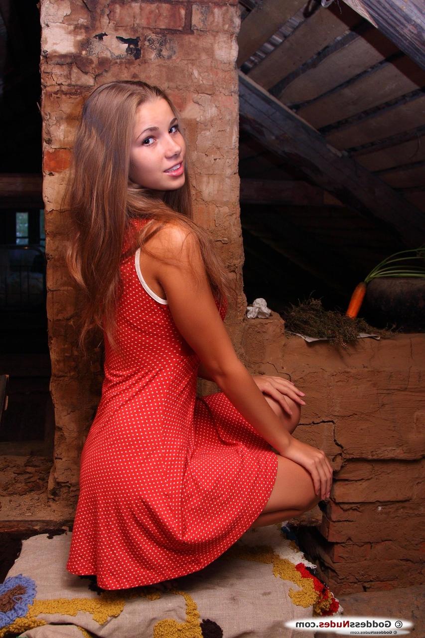 20P La hermosa y delgada Marya muestra sus bonitas tetas y su delicioso culo en solitario