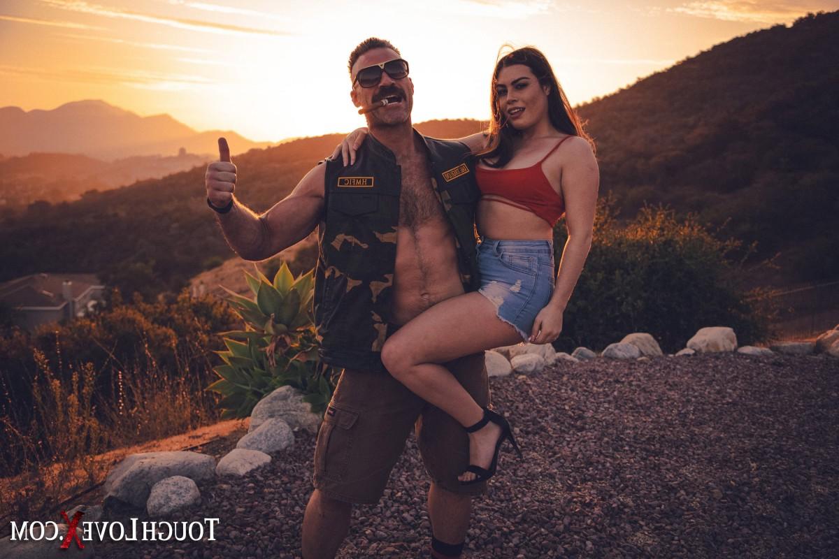 20P La morena Veronica Valentine y su amigo follan en la parte trasera de una furgoneta