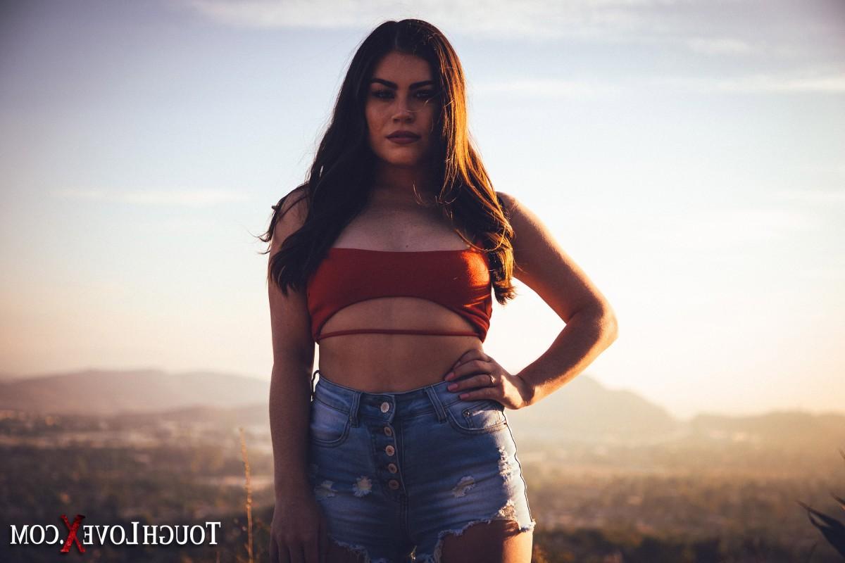 20P La morena Veronica Valentine y su amigo follan en la parte trasera de una furgoneta