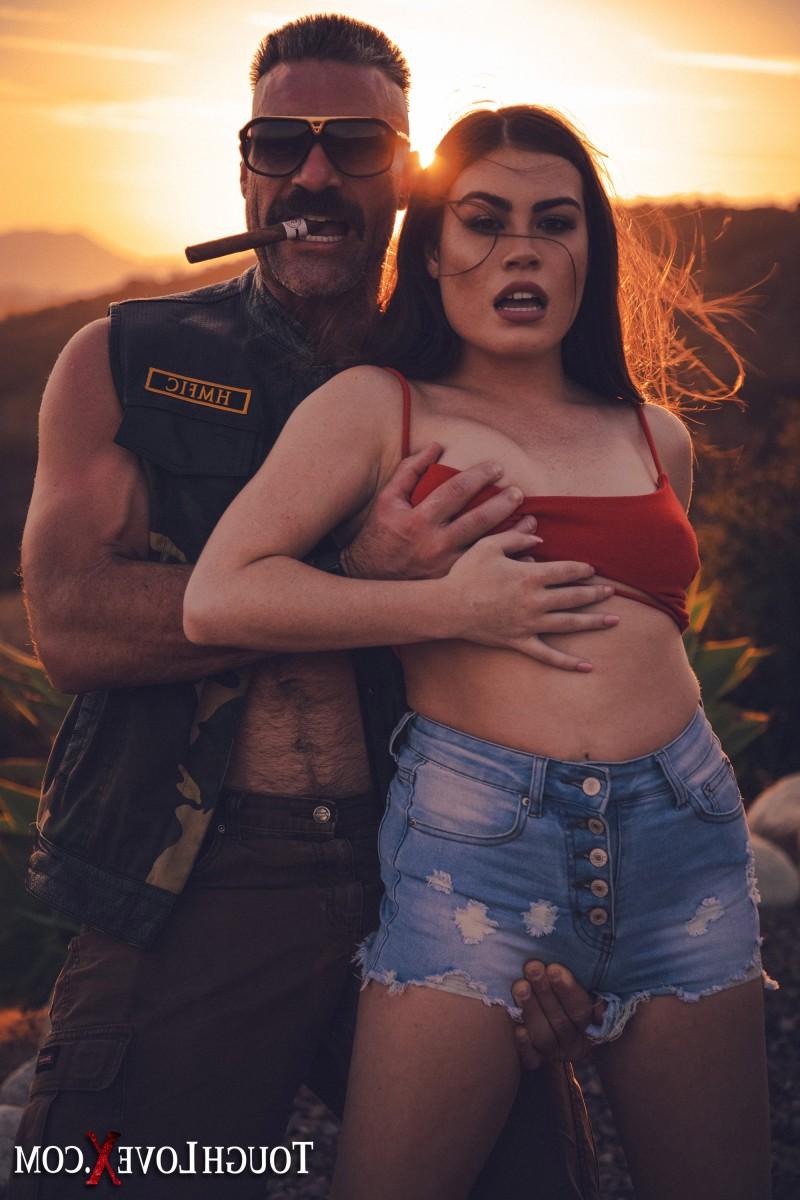 20P La morena Veronica Valentine y su amigo follan en la parte trasera de una furgoneta