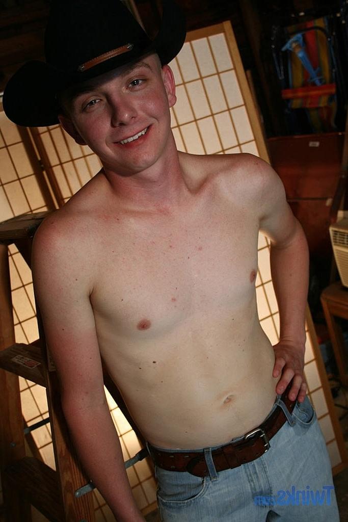 20P El vaquero gay Ethan Cross se desnuda completamente y muestra su polla afeitada