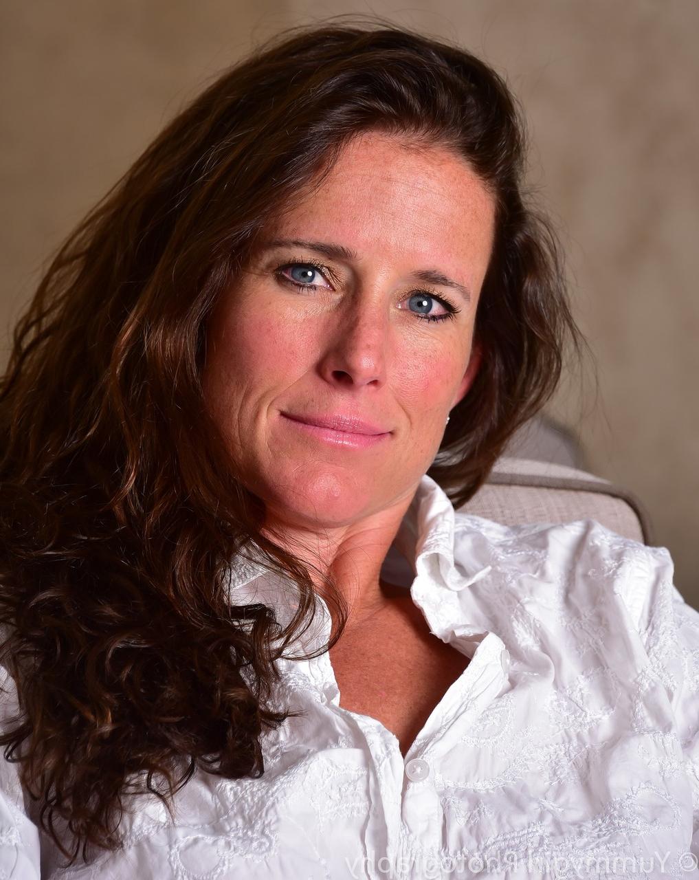 20P Die ganz natürliche MILF Sofie Marie zeigt ihre kleinen Titten und ihren großen Kitzler in einem Solo