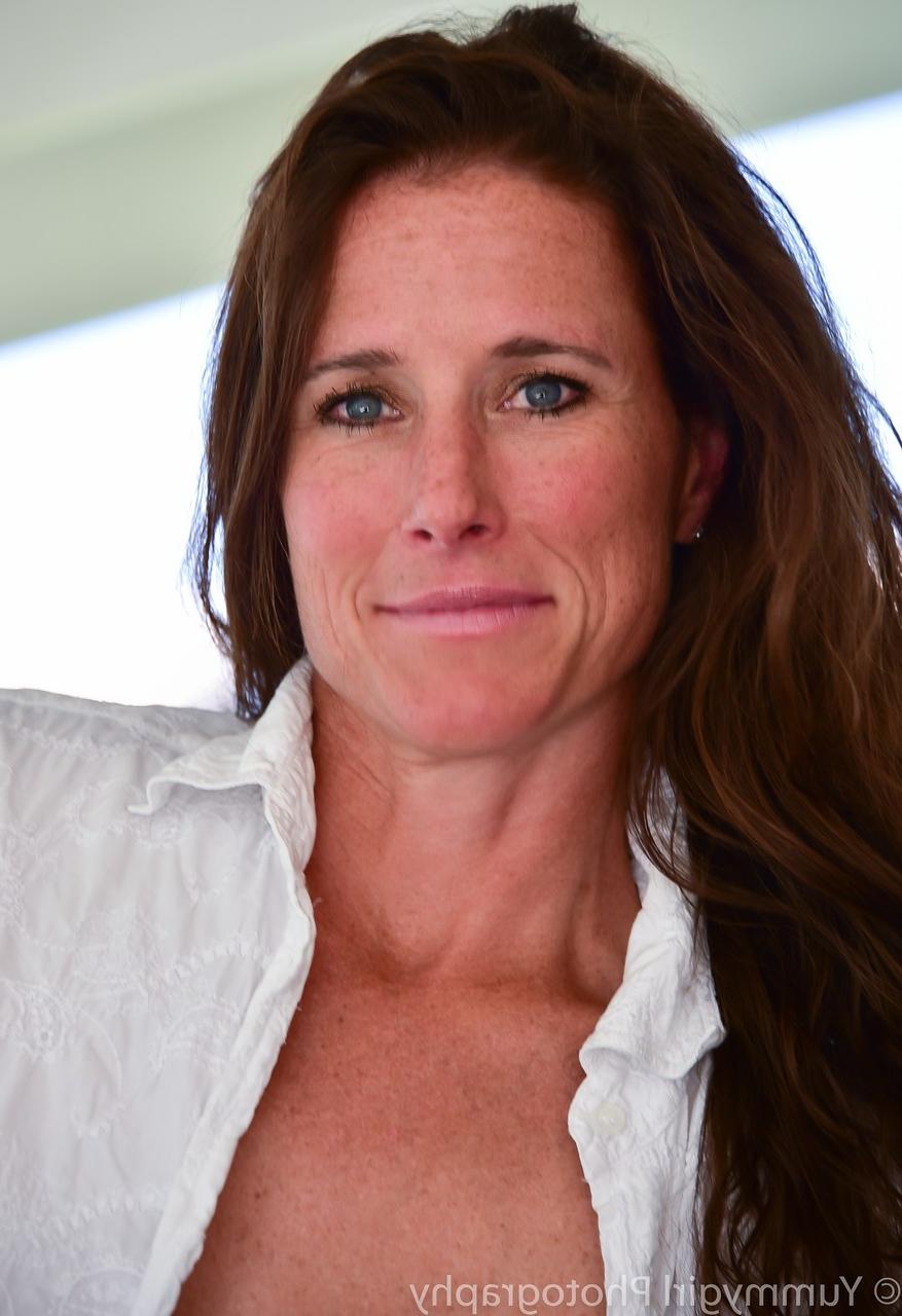 20P Die ganz natürliche MILF Sofie Marie zeigt ihre kleinen Titten und ihren großen Kitzler in einem Solo