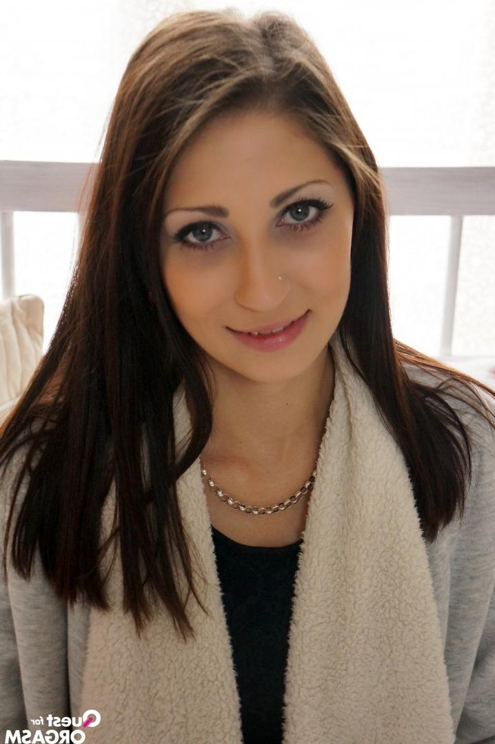 18P A garota da porta ao lado Nicole Sweet dedo fode até chegar ao orgasmo na cama