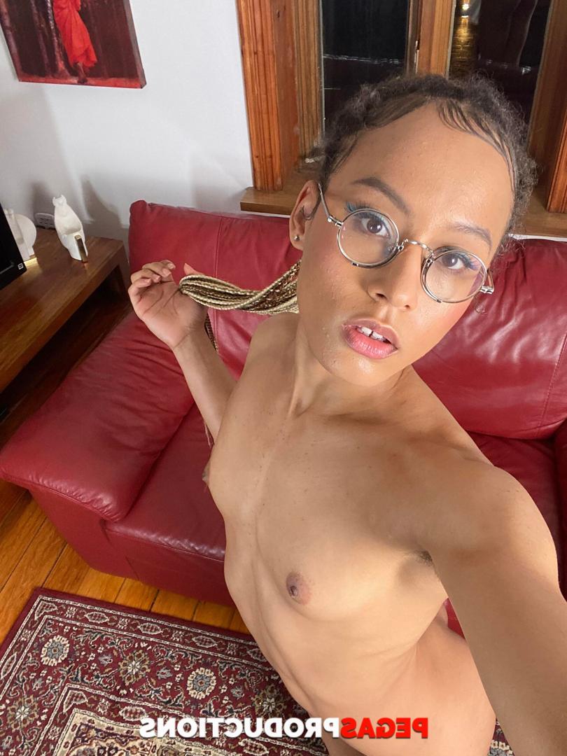 20P La joven de ébano Cherry Glazed desnuda su cuerpo delgado y agarra la polla de su hermanastro