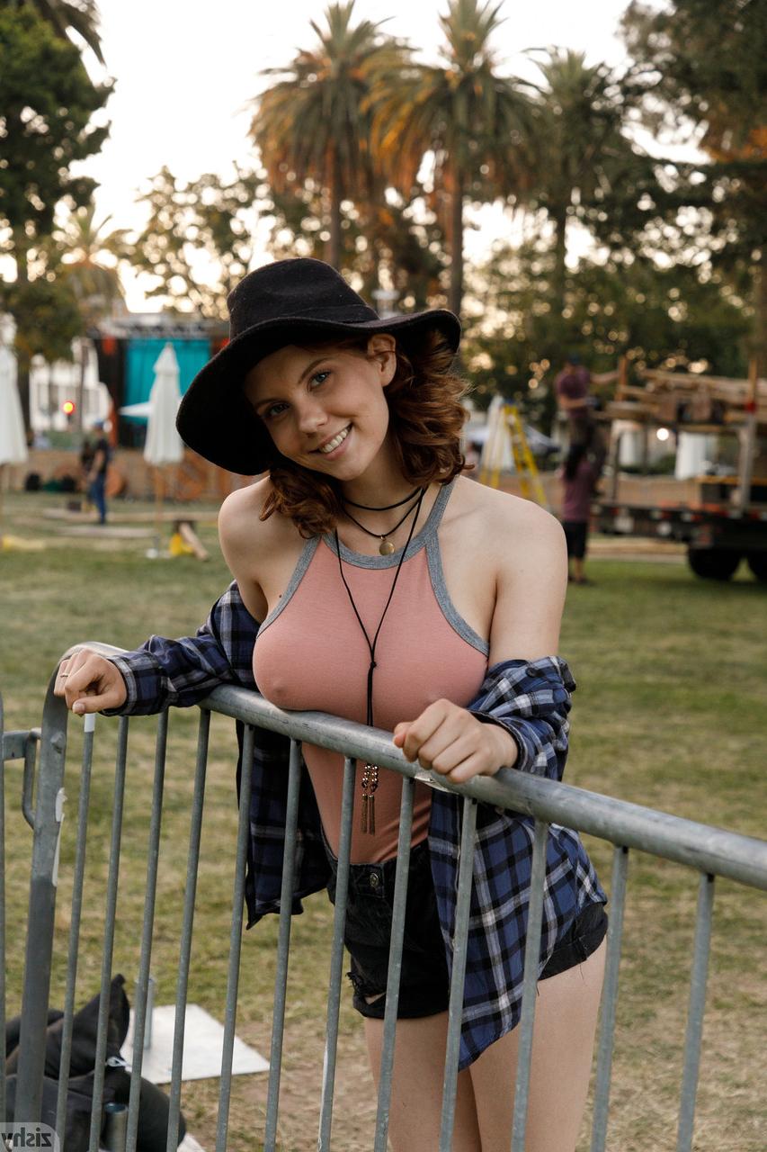 12P A gata amadora Kayla Coyote revela seu seio perfeito e posa ao ar livre