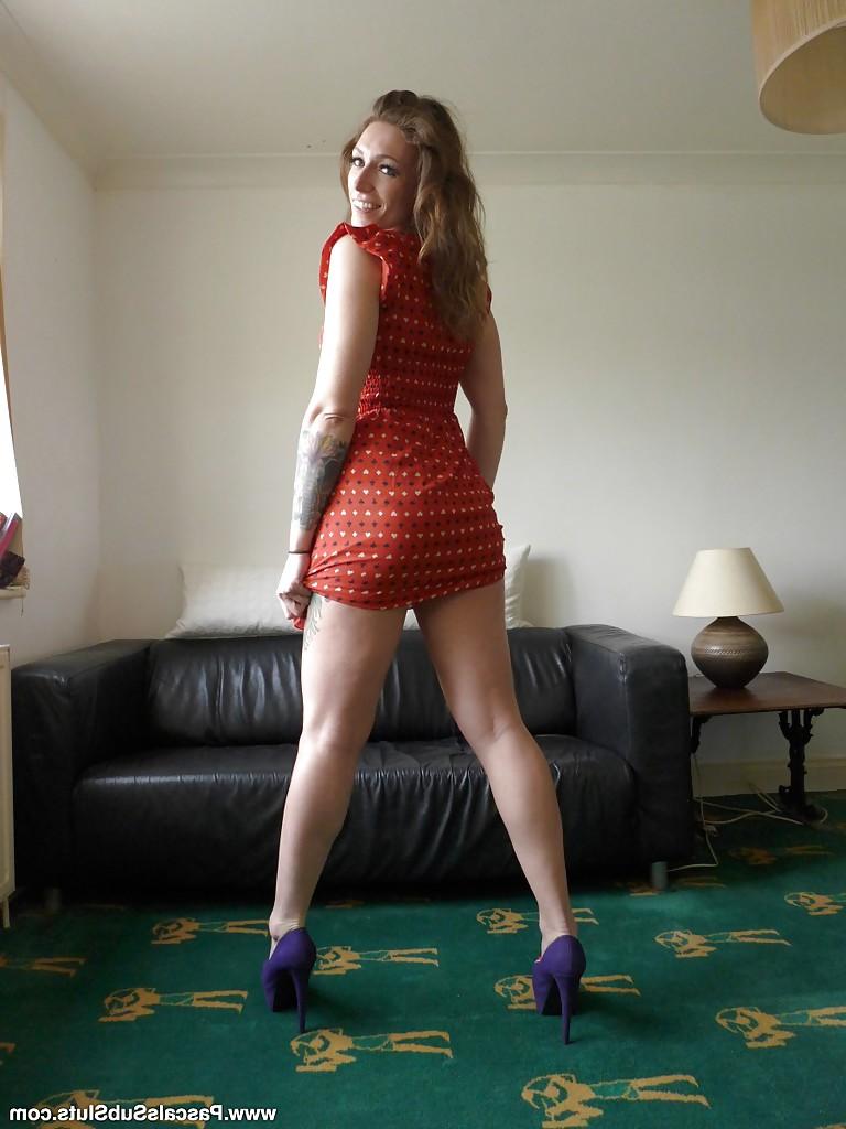 16P Die tätowierte Amateur-MILF Ava Austen zeigt ihren großen europäischen Hintern