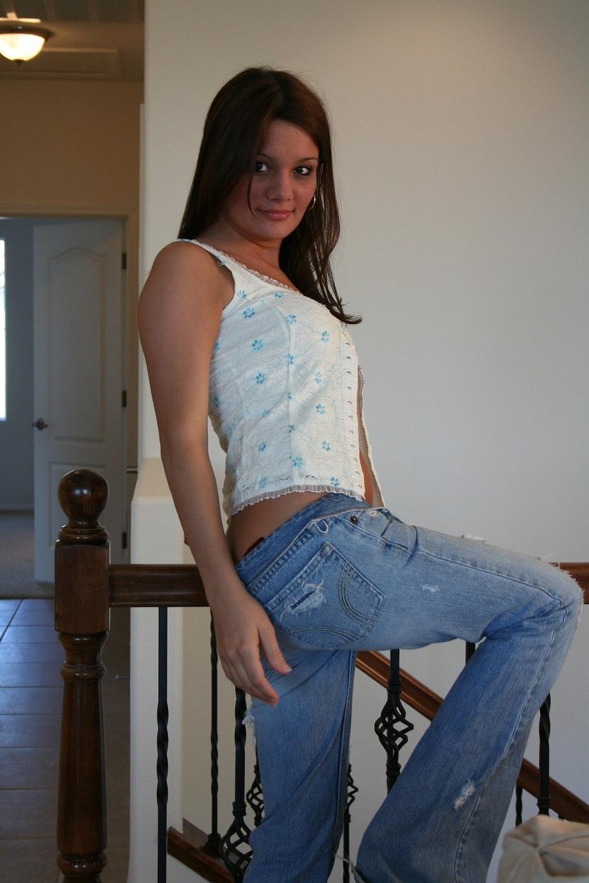 20P Die heiße Amateurin Katie zieht ihr Hemd und ihre Blue Jeans aus und entblößt ihre großen Titten