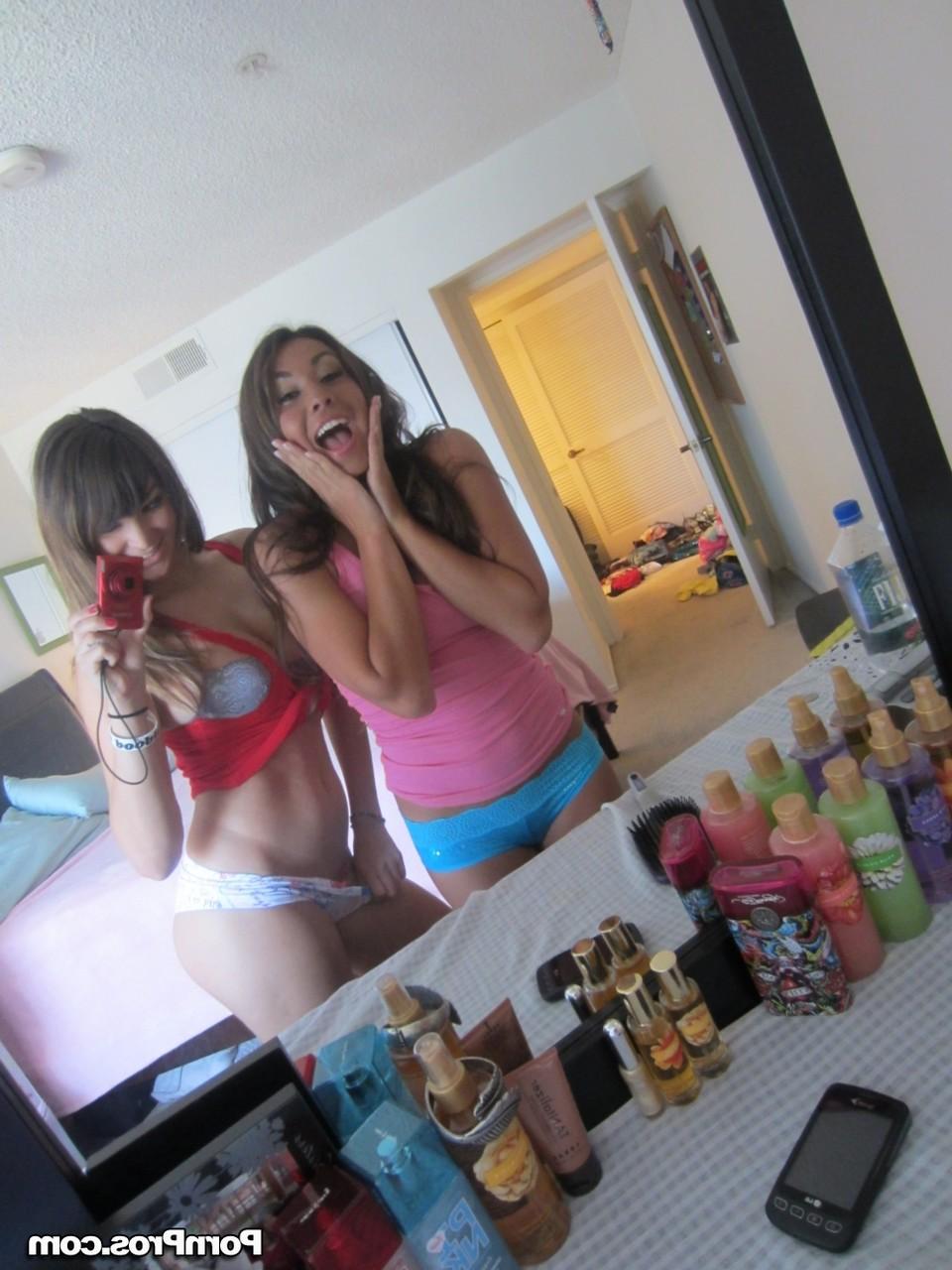 17P Die beiden zierlichen lesbischen Amateurinnen Holly und Stephanie stellen ihre sexy Körper zur Schau