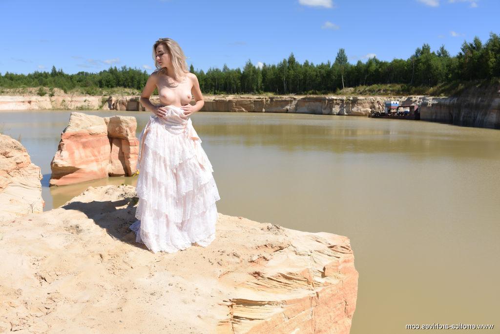 16P La blonde Ava List entre dans l'eau après s'être complètement nue.