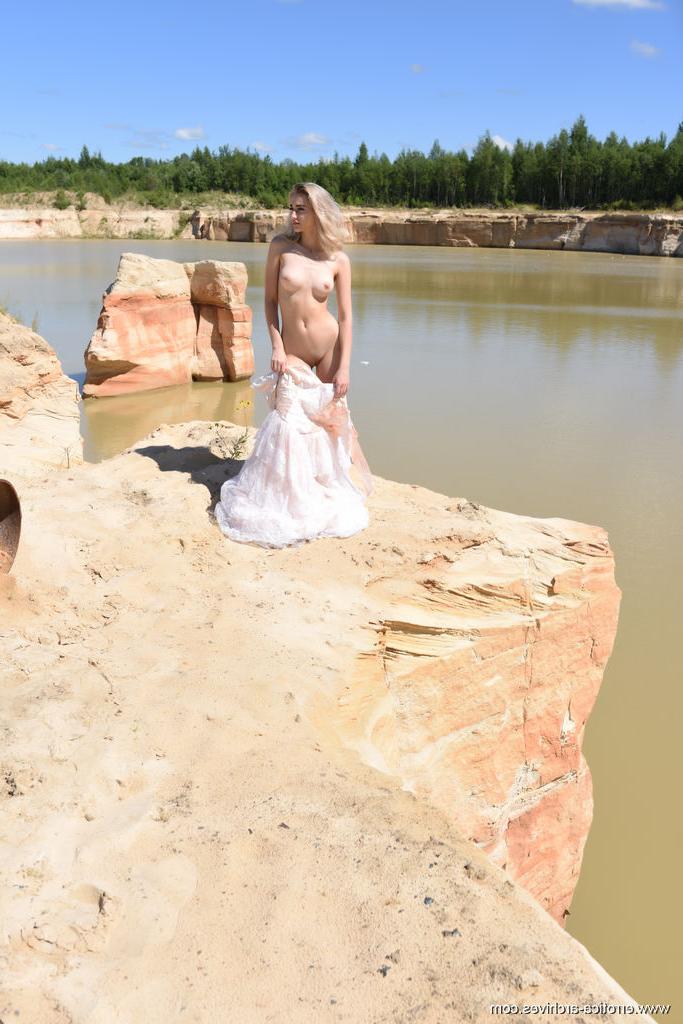 16P La blonde Ava List entre dans l'eau après s'être complètement nue.