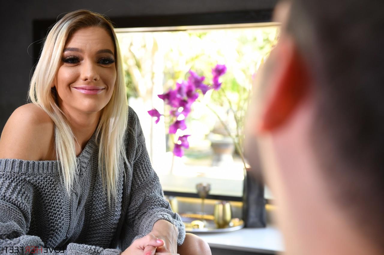 20P Las adolescentes Kenna James y Maddy May follan al aire libre y hacen una doble paja con los pies en un trío